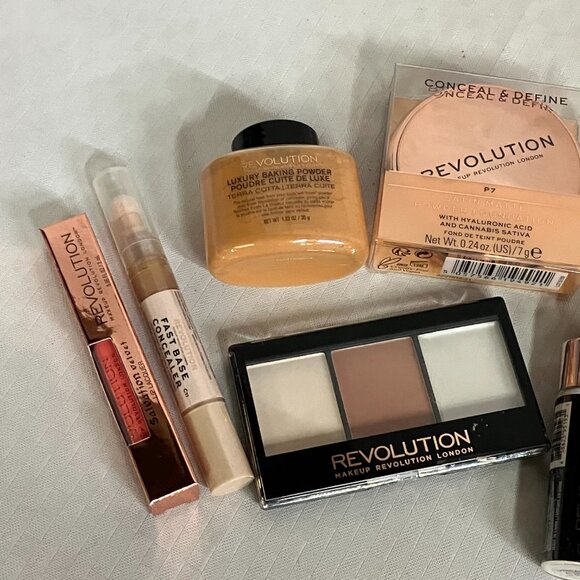 Revolution Makeup 10 Set Kit – Concealer, Powder, Palette, Lip, Highlighter - Picture 2 of 3